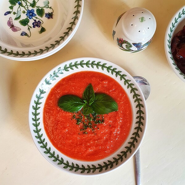 Гаспачо класичний рецепт іспанського супу з грильованим перцем у тарілках Portmeirion Botanic Garden