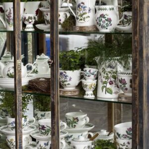 Колекція посуду Portmeirion Botanic Garden прикрашена малюнками садових квітів та метеликів виготовлена в Англії
