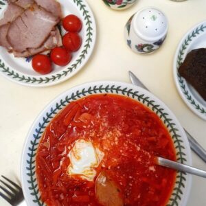 Український борщ. Справжній шедевр української кухні! Подаємо у великих глибоких тарілках Portmeirion Botanic Garden зі сметаною і пампушками