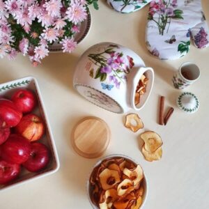 Яблучні чипси хрусткі і ароматні. Зберігаємо трохи сонячного аромату Бабиного літа, щоб похрумтіти похмурими осінніми вечорами перечитуючи «Кульбабове вино». А для зберігання ідеально підійде герметична порцелянова банка Portmeirion Botanic Garden.