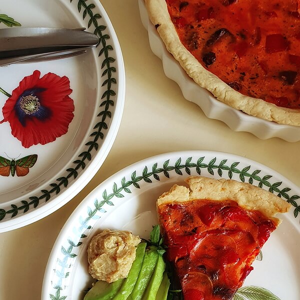 Кіш з солодким перцем і в'яленими томатами подаємо у формі для запікання Portmeirion Botanic Garden теплим і сервуємо на закусочні тарілки
