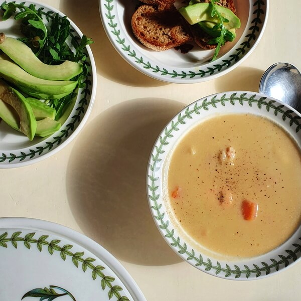 Норвезький суп з лососем і вершками подаємо у касеролі Portmeirion Botanic Garden і доповнюємо тостами з авокадо та руколою.