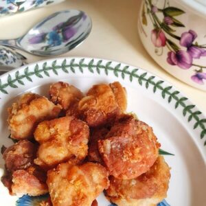 Курка Карааге - це соковиті шматочки курки вкриті хрусткою скоринкою. Подаємо з міксом зелені й овочів у салатнику Portmeirion Botanic Garden