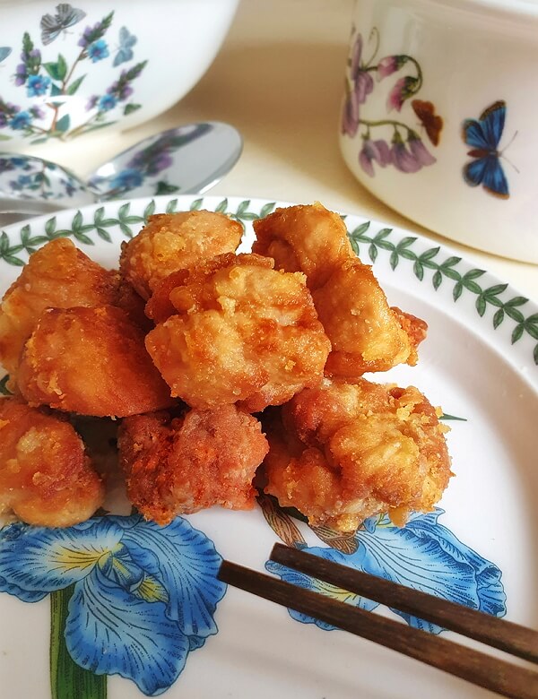 Курка Карааге - це соковиті шматочки курки вкриті хрусткою скоринкою. Подаємо з міксом зелені й овочів у салатнику Portmeirion Botanic Garden