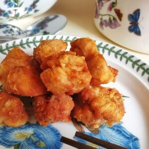 Курка Карааге - це соковиті шматочки курки вкриті хрусткою скоринкою. Подаємо з міксом зелені й овочів у салатнику Portmeirion Botanic Garden