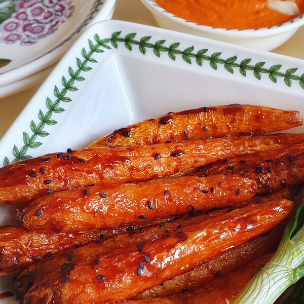 Запечена морква у глазурі у формі Portmeirion Botanic Garden стане прикрасою столу. Медово-бальзамічна глазур доповнює смак запеченої моркви