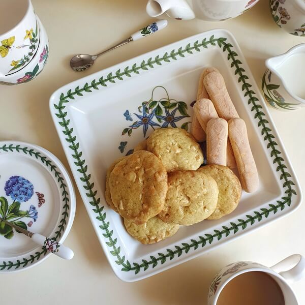 Лаймове печиво з білим шоколадом зберігаємо у керамічних банках Portmeirion Botanic Garden, вони добре зберігають свіжість і аромат печива.