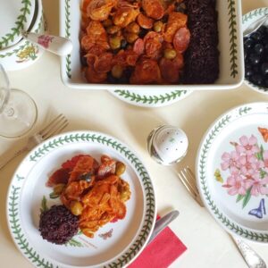 Курка з оливками й салямі - сицилійський рецепт у формі для запікання Portmeirion Botanic Garden. Подаємо з чорним рисом, пюре чи пастою.