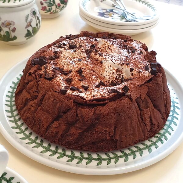 Шоколадна хмара або шоколадний торт з вершками подаємо на десертних тарілках Portmeirion Botanic Garden і обов'зково з кавою або чорним чаєм!