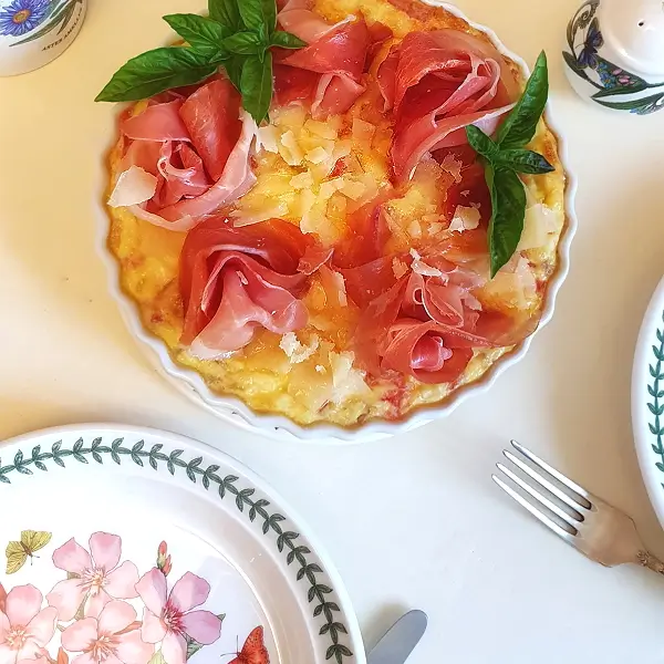 Фрітата - рецепт італійського запеченого омлету у формі для запікання Portmeirion Botanic Garden. Ідеальне поєднання сиру, томатів і хамону!