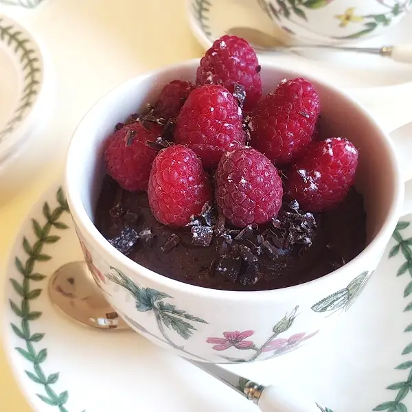 Шоколадний пудинг подаємо на десертних тарілках Portmeirion або готуємо і подаємо у чашках Portmeirion Botanic Garden - теж краса!