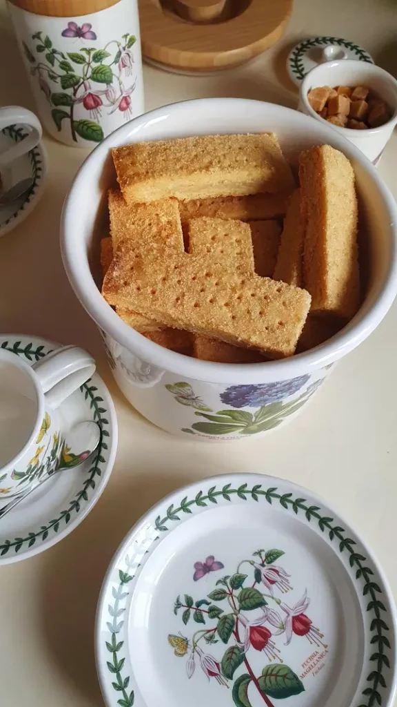 Пісочне печиво Теда Лассо - рецепт цукрового пісочного печива. Зберігаємо у керамічних банках Portmeirion Botanic Garden з герметичними кришками, які зберігають свіжість і аромат