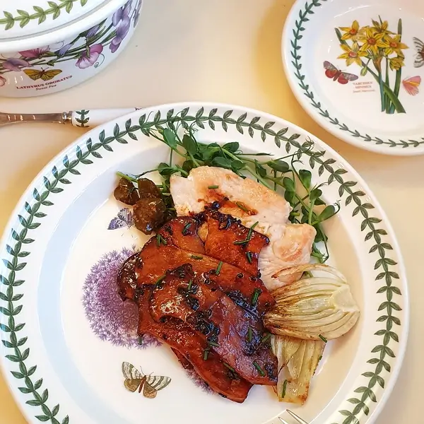 Ерінги Кочуджан - корейський рецепт - доповнюємо смаженою куркою, фенхелем та зеленню й подаємо на тарілці Portmeirion Botanic Garden.