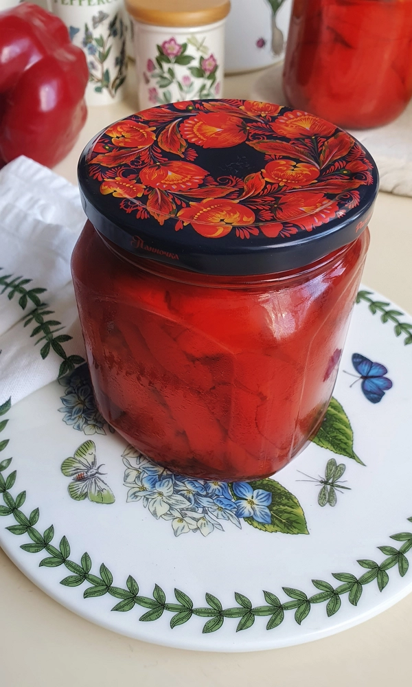 Запечений перець на зиму зберігаємо в банках у темному місці, а відкриті у холодильнику у касеролі з кришкою Portmeirion Botanic Garden