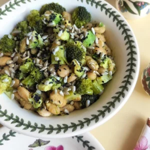 Салат з броколі, авокадо та квасолі: рецепт швидкий і корисний. Подаємо у глибокій тарілці Portmeirion Botanic Garden. Насолоджуємось!