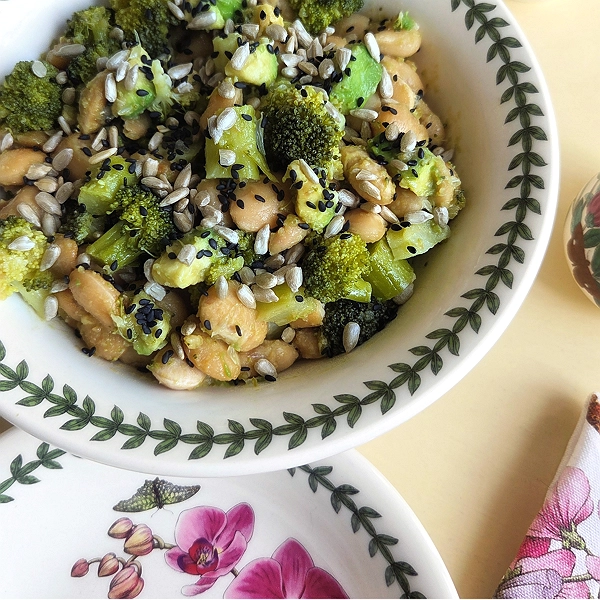 Салат з броколі, авокадо та квасолі: рецепт швидкий і корисний. Подаємо у глибокій тарілці Portmeirion Botanic Garden. Насолоджуємось!