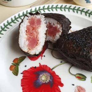 Японські оніґірі - рецепт з тунцем і 4 варіанти соусу. Подаємо на тарілках Portmeirion Botanic Garden доповнюємо охолодженим білим вином