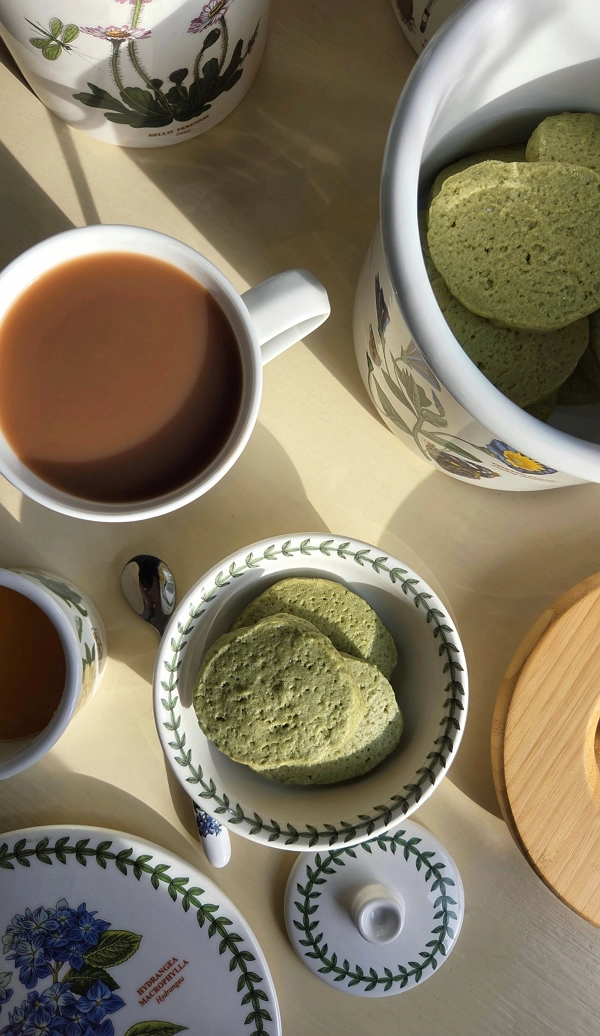Зелене пісочне печиво рецепт з матча зберігаємо в банках Portmeirion Botanic Garden з герметичними кришками. Насолоджуємось ароматом і смаком!