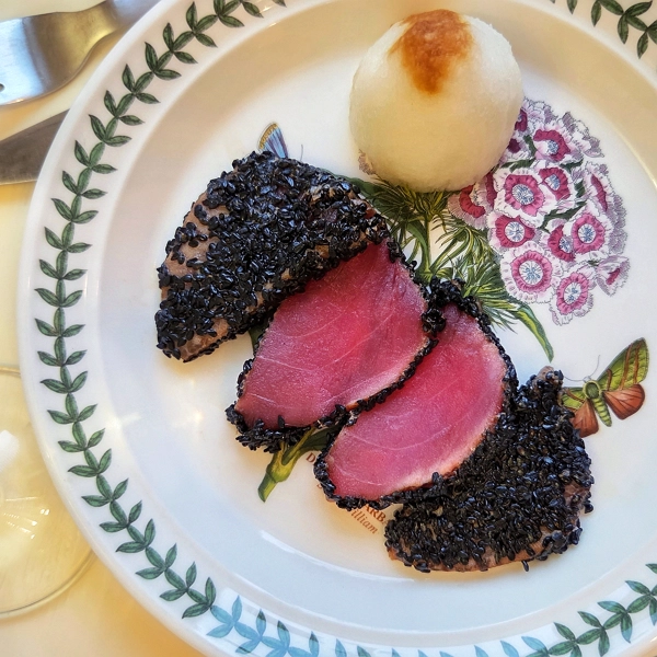 Смажений тунець в кунжуті - японський рецепт подаємо до столу у тарілках Portmeirion Botanic Garden. Доповнюємо дайкон ороші та келихом вина.