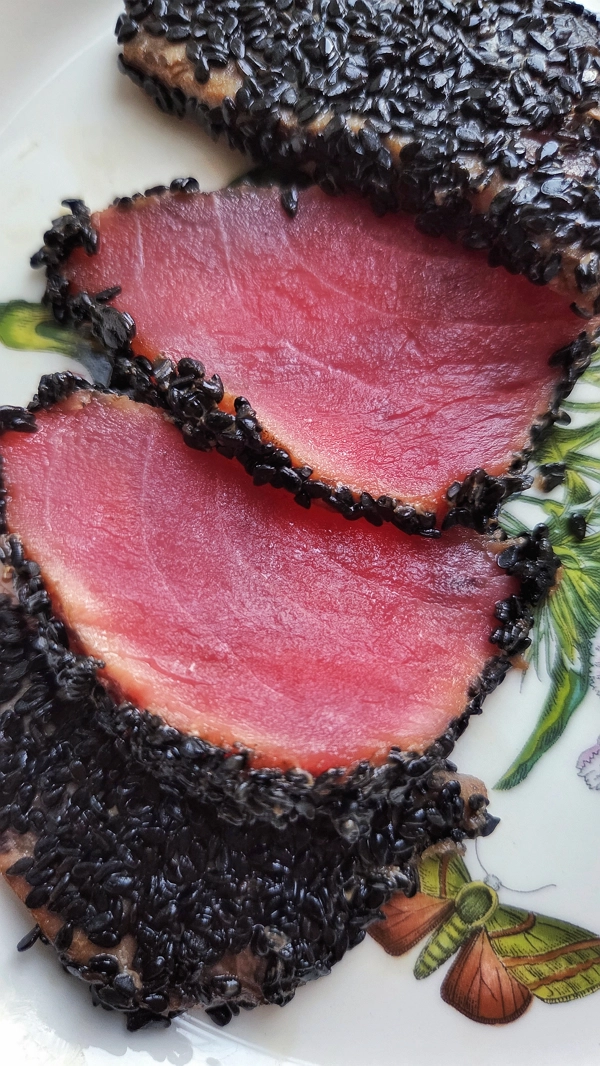 Смажений тунець в кунжуті - японський рецепт подаємо до столу у тарілках Portmeirion Botanic Garden. Доповнюємо дайкон ороші та келихом вина.