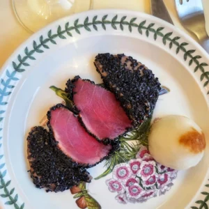 Смажений тунець в кунжуті - японський рецепт подаємо до столу у тарілках Portmeirion Botanic Garden. Доповнюємо дайкон ороші та келихом вина.