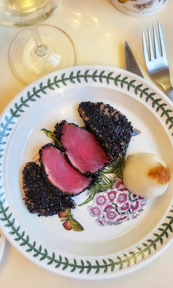 Смажений тунець в кунжуті - японський рецепт подаємо до столу у тарілках Portmeirion Botanic Garden. Доповнюємо дайкон ороші та келихом вина.