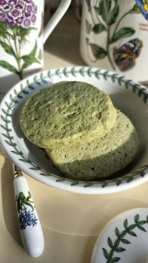 Зелене пісочне печиво рецепт з матча зберігаємо в банках Portmeirion Botanic Garden з герметичними кришками. Насолоджуємось ароматом і смаком!