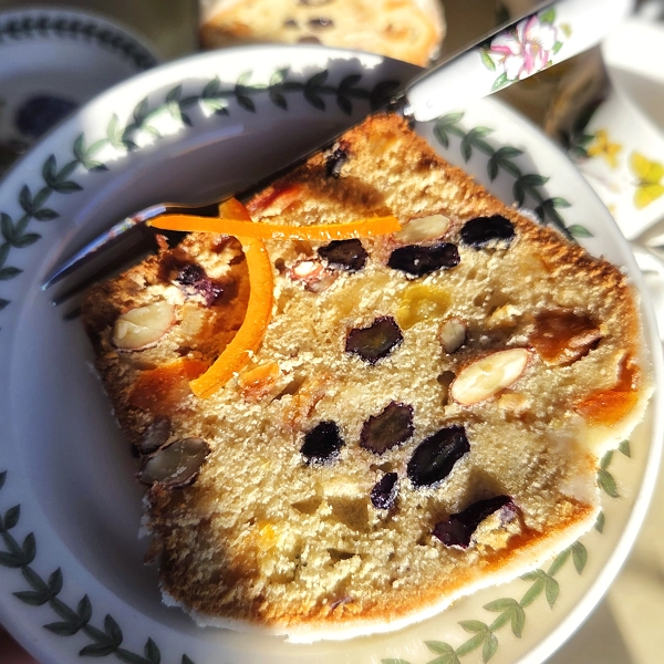 Святковий кекс з цукатами та горіхами - швидкий рецепт з вершковою глазур'ю. Подаємо багатий смачний десерт до свят на тарілках Portmeirion