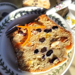 Святковий кекс з цукатами та горіхами - швидкий рецепт з вершковою глазур'ю. Подаємо багатий смачний десерт до свят на тарілках Portmeirion