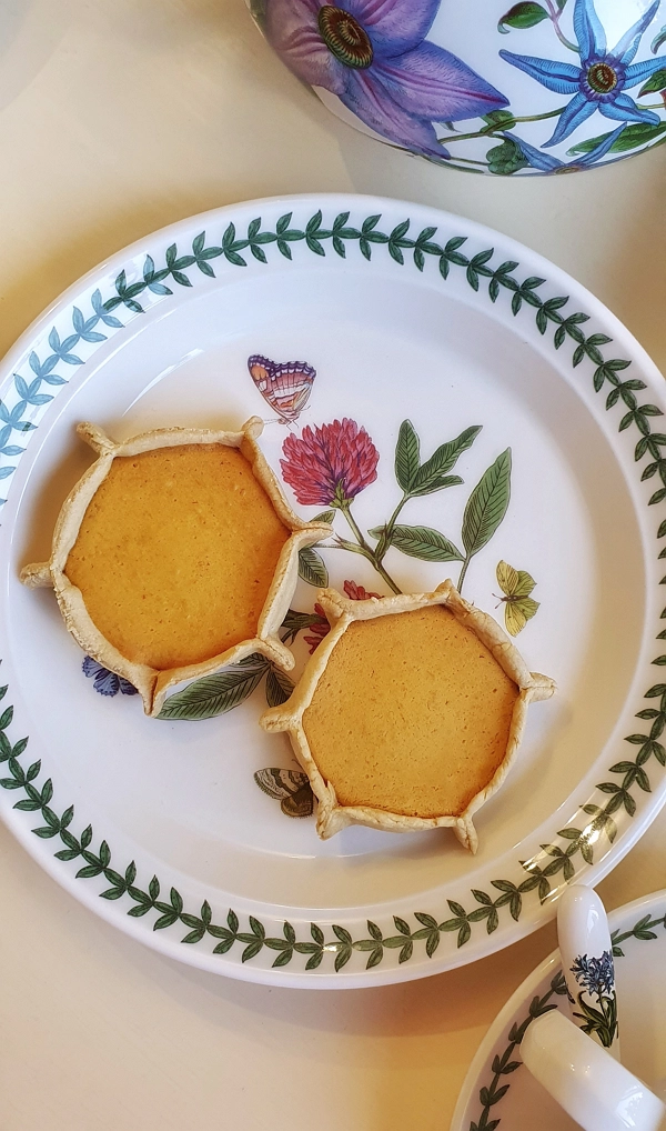 Пардулас з Сардинії рецепт тарталеток з рикотою і шафраном (покроково) Подаємо з кавою у чашках Portmeirion Botanic Garden. Насолоджуємось!