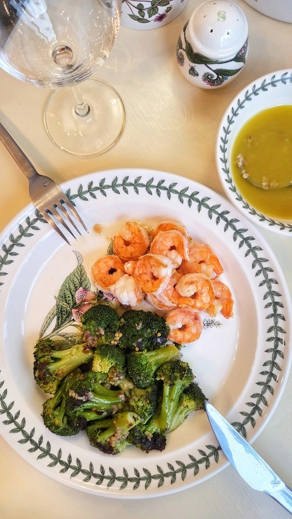 Смажена броколі з соусом вінегрет з анчоусами - рецепт швидкого гарніру. Подаємо присипавши Пармезаном на тарілці Portmeirion Botanic Garden