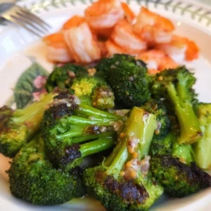 Смажена броколі з соусом вінегрет з анчоусами - рецепт швидкого гарніру. Подаємо присипавши Пармезаном на тарілці Portmeirion Botanic Garden