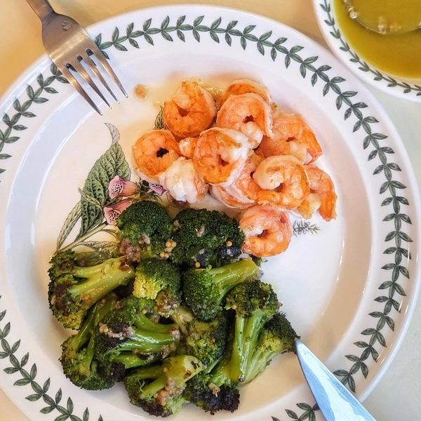 Смажена броколі з соусом вінегрет з анчоусами - рецепт швидкого гарніру. Подаємо присипавши Пармезаном на тарілці Portmeirion Botanic Garden