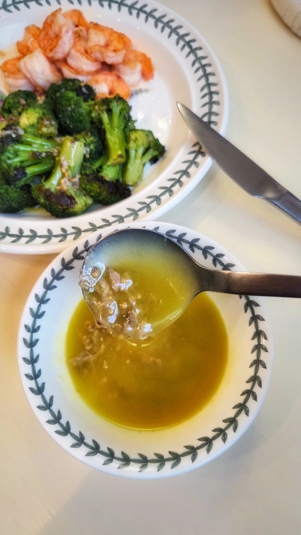 Смажена броколі з соусом вінегрет з анчоусами - рецепт швидкого гарніру. Подаємо присипавши Пармезаном на тарілці Portmeirion Botanic Garden