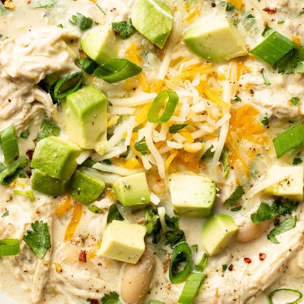 Вершковий білий чилі з обсмаженою куркою та злегка гострим кремовим соусом подаємо у боулах Portmeirion Botanic Garden, додавши сир та авокадо