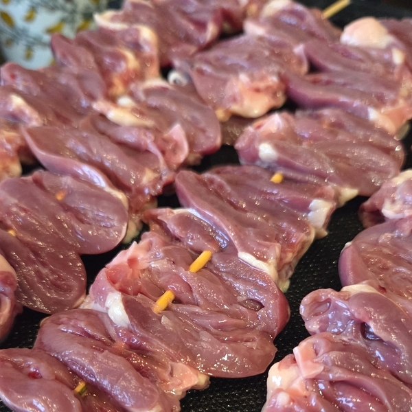 Курячі сердечка: рецепт метелика Хацу на шпажках у соусі Таре і техніці Теріякі подаємо на тарілці Portmeirion Botanic Garden присипавши чилі.