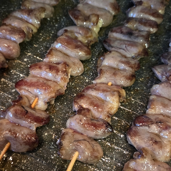 Курячі сердечка: рецепт метелика Хацу на шпажках у соусі Таре і техніці Теріякі подаємо на тарілці Portmeirion Botanic Garden присипавши чилі.