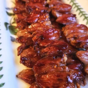 Курячі сердечка: рецепт метелика Хацу на шпажках у соусі Таре і техніці Теріякі подаємо на тарілці Portmeirion Botanic Garden присипавши чилі.