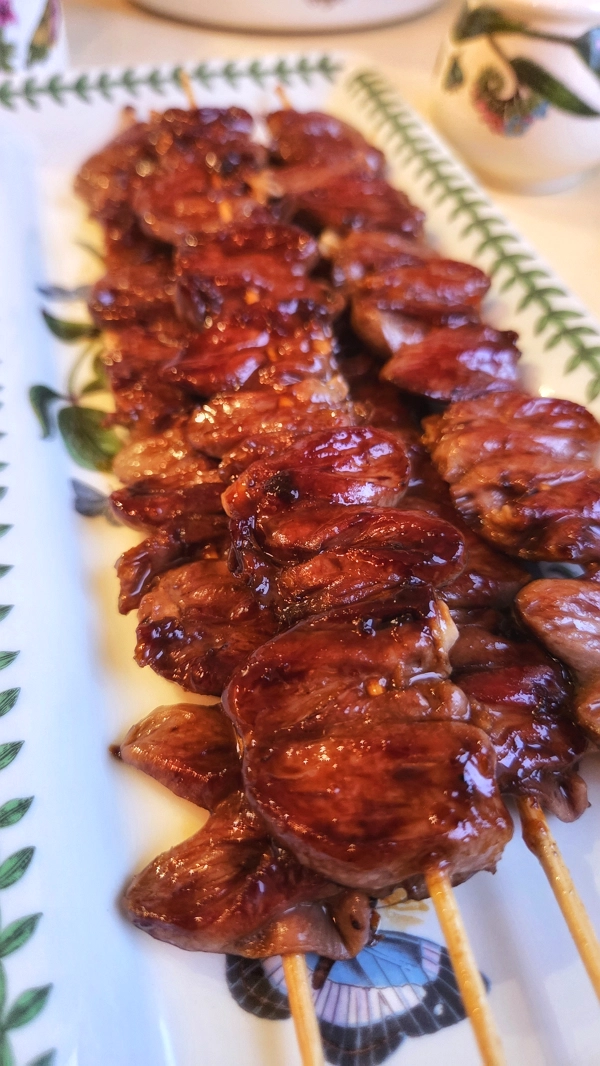 Курячі сердечка: рецепт метелика Хацу на шпажках у соусі Таре і техніці Теріякі подаємо на тарілці Portmeirion Botanic Garden присипавши чилі.