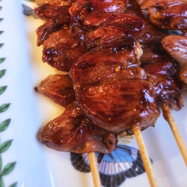 Курячі сердечка: рецепт метелика Хацу на шпажках у соусі Таре і техніці Теріякі подаємо на тарілці Portmeirion Botanic Garden присипавши чилі.