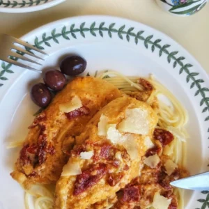 Курка Виходь за мене: рецепт з в’яленими томатами за 20 хвилин! Подаємо з пастою на тарілках Portmeirion Botanic Garden! Насолоджуємось!