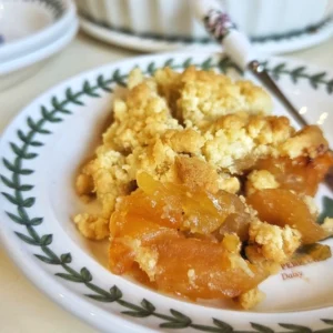 Яблучний пиріг рецепт з хрумкою крихтою: Крамбл з яблуками подаємо до кави у формі Portmeirion Botanic Garden доповнюємо вершковим морозивом!