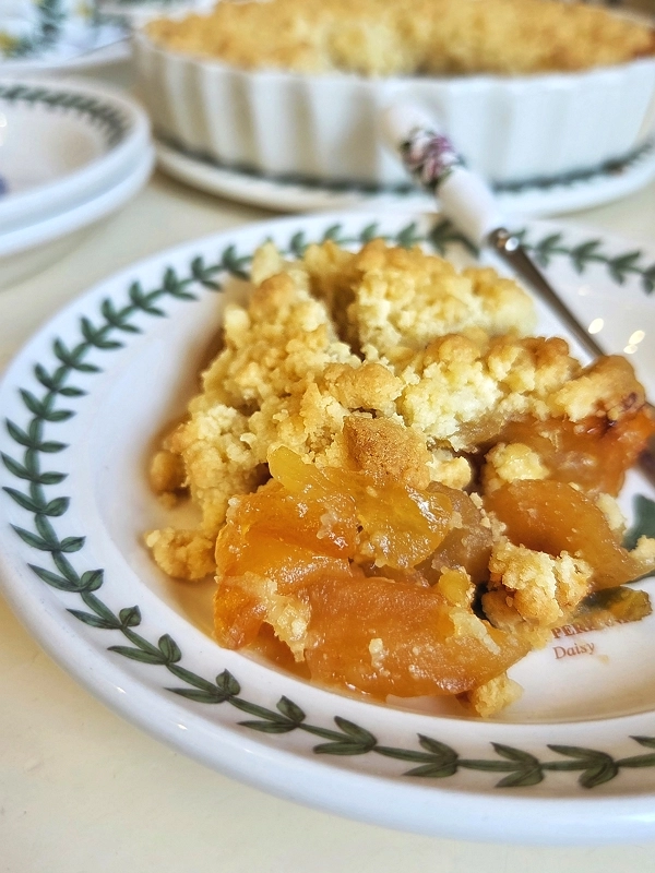 Яблучний пиріг рецепт з хрумкою крихтою: Крамбл з яблуками подаємо до кави у формі Portmeirion Botanic Garden доповнюємо вершковим морозивом!