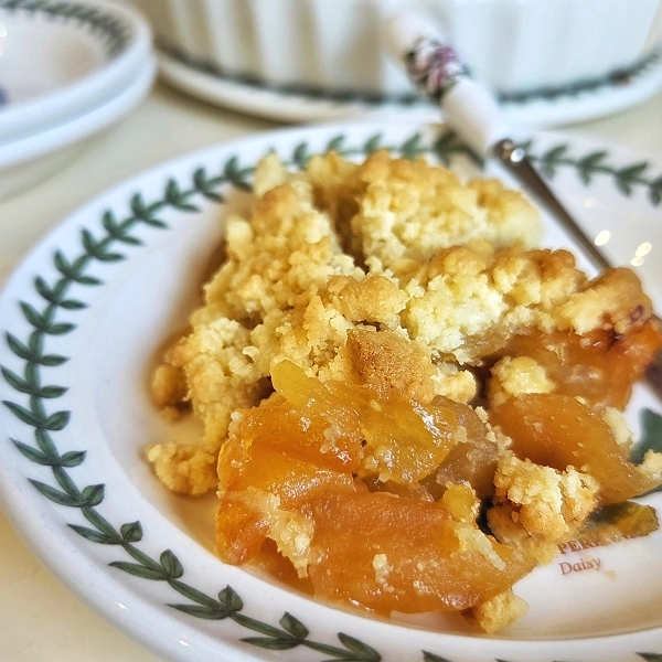 Яблучний пиріг рецепт з хрумкою крихтою: Крамбл з яблуками