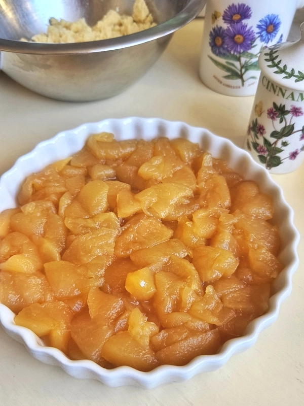 Яблучний пиріг рецепт з хрумкою крихтою: Крамбл з яблуками подаємо до кави у формі Portmeirion Botanic Garden доповнюємо вершковим морозивом!