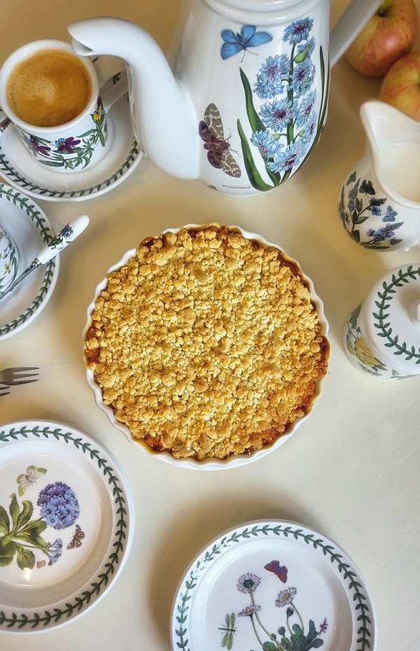 Яблучний пиріг рецепт з хрумкою крихтою: Крамбл з яблуками подаємо до кави у формі Portmeirion Botanic Garden доповнюємо вершковим морозивом!