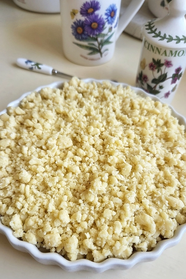 Яблучний пиріг рецепт з хрумкою крихтою: Крамбл з яблуками подаємо до кави у формі Portmeirion Botanic Garden доповнюємо вершковим морозивом!