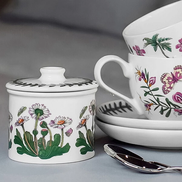 Посуд Portmeirion Botanic Garden прикрашений малюнками садових квітів та метеликів виготовлений в Англії