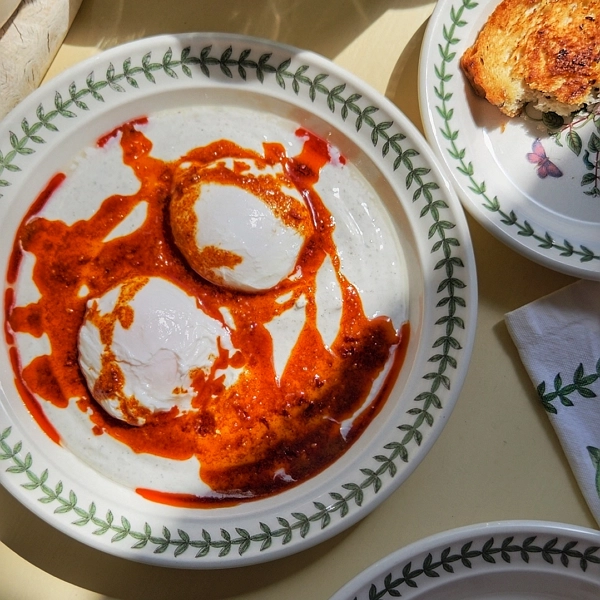 Чилбир: яйця по-турецьки рецепт з вогняною олією. Відчуйте вихор смаків: прохолода м’яти та полум’я чилі! Додайте багет і снідайте як Султан!