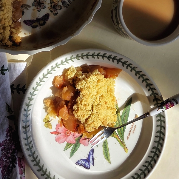 Тертий пиріг з грушами та хрумкою крихтою подаємо теплим у формі та викладаємо на тарілки Portmeirion Botanic Garden, додавши кульку морозива